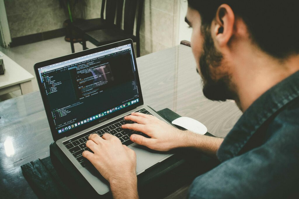 développeur web qui code